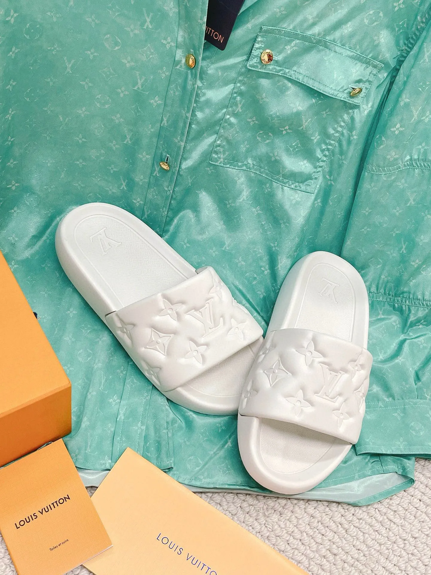 Factory price: 260💰【𝐋𝐕 Slippers】▪️Shoe size: Men's 38-45 ▪️Packaging: Counter top quality~original packaging 𝟐𝟎𝟐3 Louis Vuitton counter's new embossed slippers, L's monogram embossed slippers, Waterfront sandals are back, the upper buckle is embossed with LV's iconic Monogram pattern. Made of waterproof rubber with a comfortable and resilient insole. The lightweight, flexible outsole is embossed with the Louis Vuitton logo. ▪️Fabric: Original molded rubber foam surface ▪️Technology: embossed logo ▪️Sole: Original molded rubber foam outsole ▪️Sole thickness: 3CM.